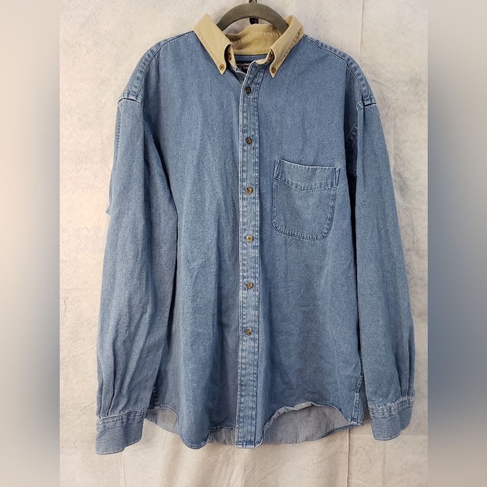 Men's Large Roundtree & Yorke Long sleeved denim shirt with khaki collar.